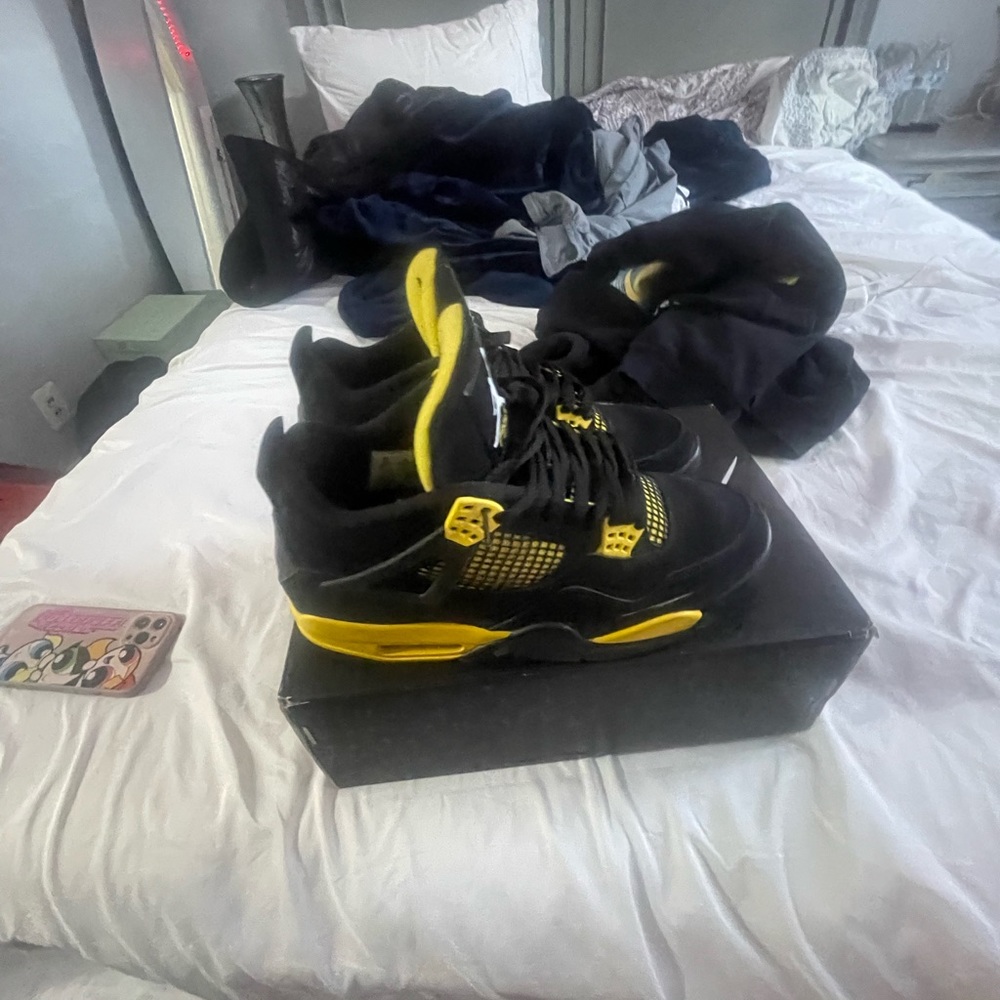 Jordan 4 Retro (thunders)